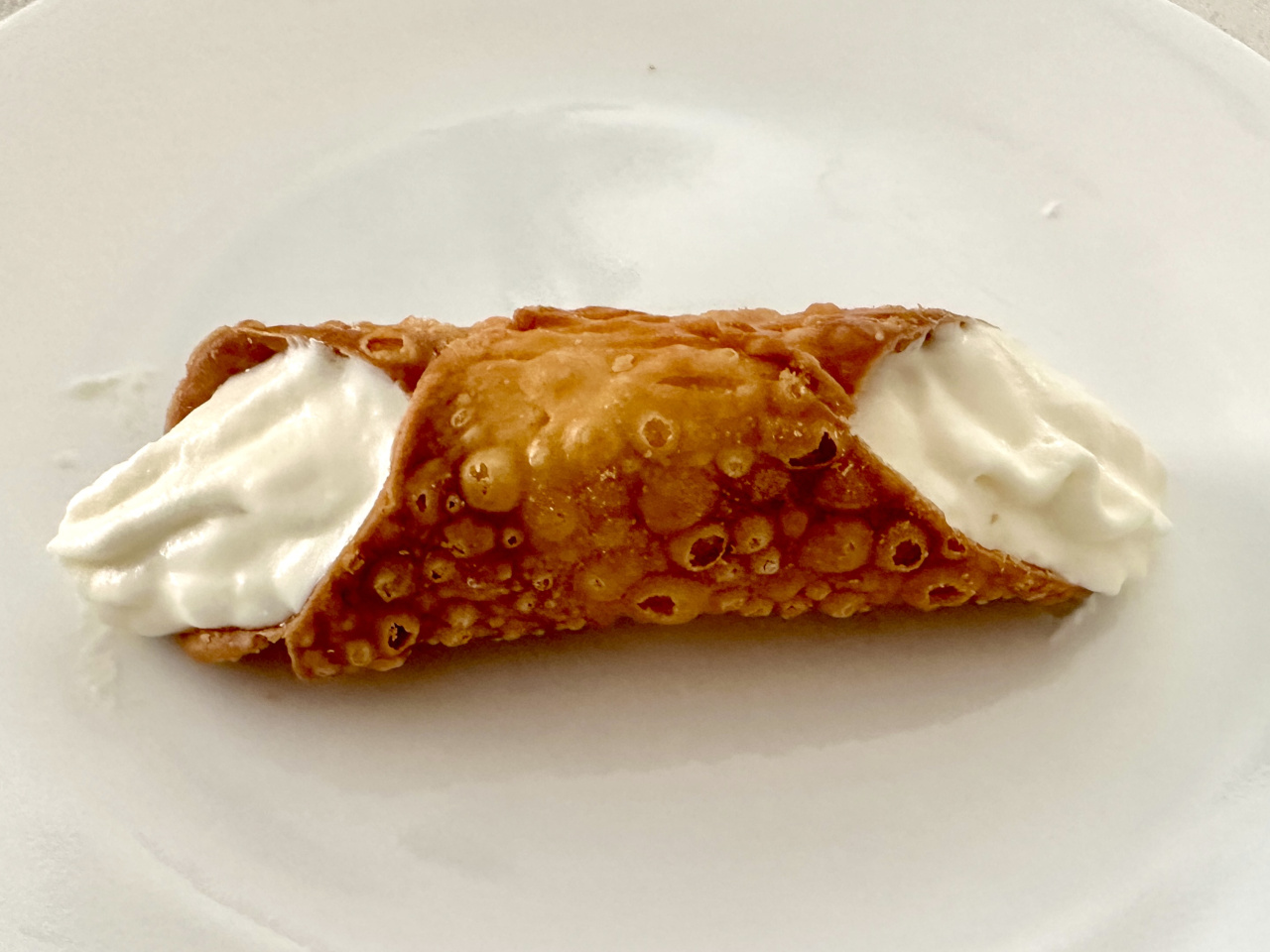 mascarpone cream-filled cannoli